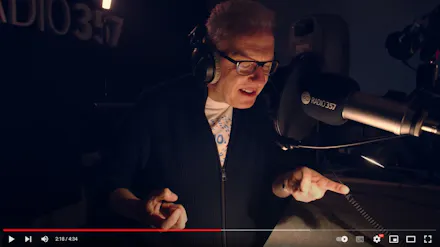 [VIDEO] Dziennikarze i artyści w wyjątkowej interpretacji “Ptasiego radia”