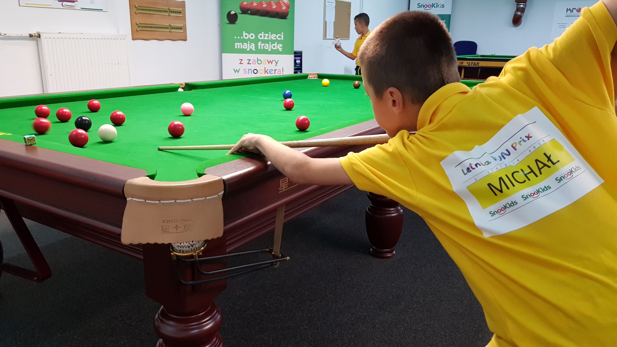 Młodzi gracze próbują swoich sił w snookerze