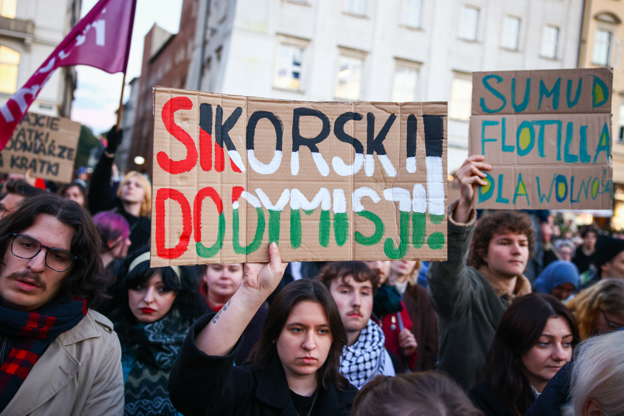 Powrót polskiego posła. Sikorski: „są cali i zdrowi, spałaszowali kanapki”